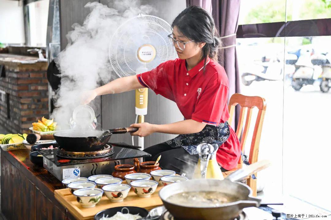 全网追的“扁担女孩”,找了一份暑假工,时薪12元 - 孝感生活资讯 - 孝感28生活网 xiaogan.28life.net